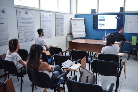 Ogni incontro è strutturato per accompagnare i gi...